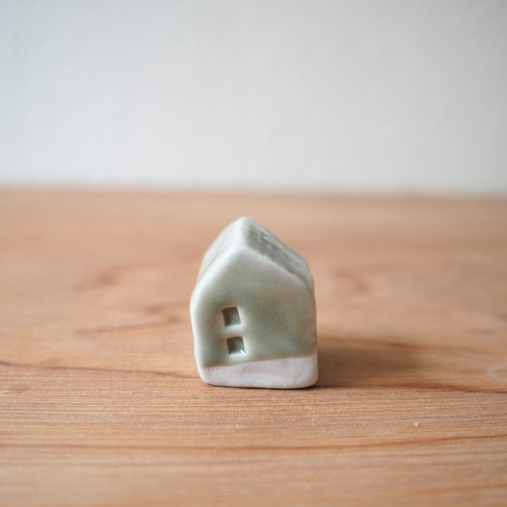 Travelling houses (multiple variants)