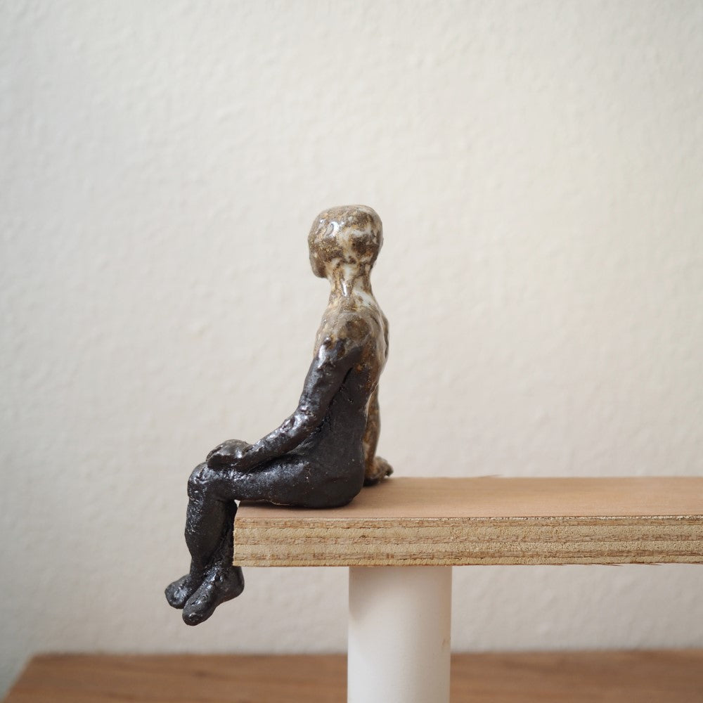 Lille siddende figur