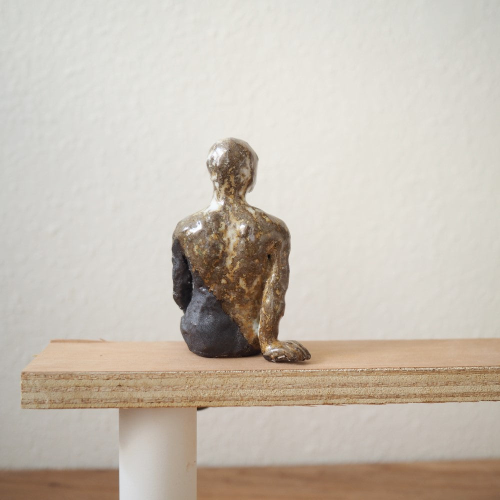 Lille siddende figur