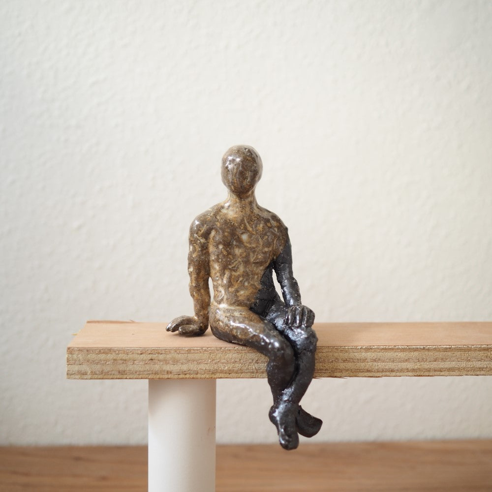 Lille siddende figur