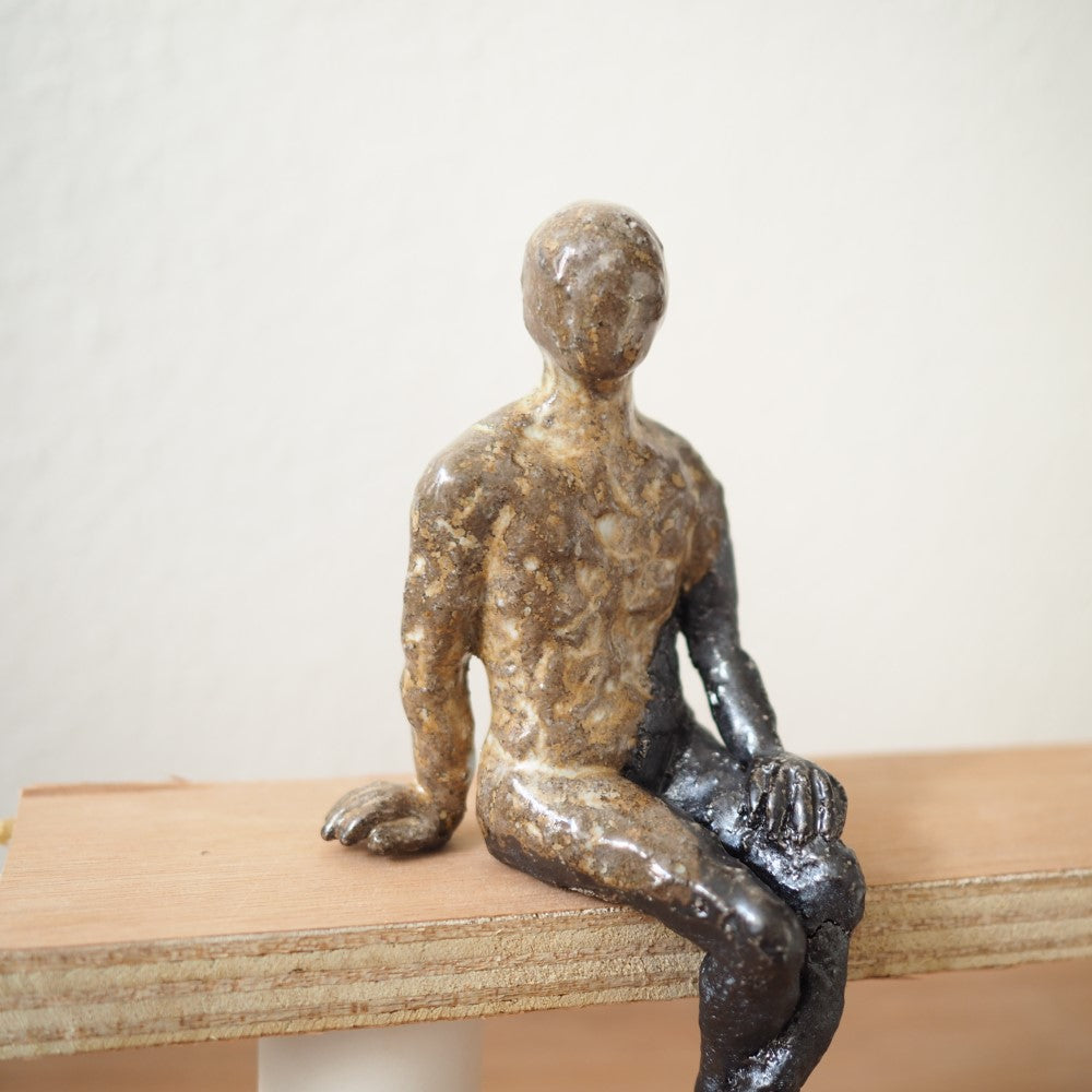 Lille siddende figur