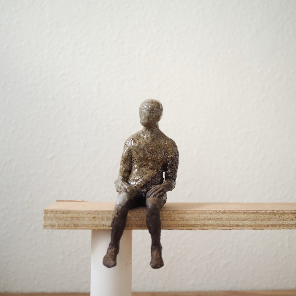 Lille siddende figur