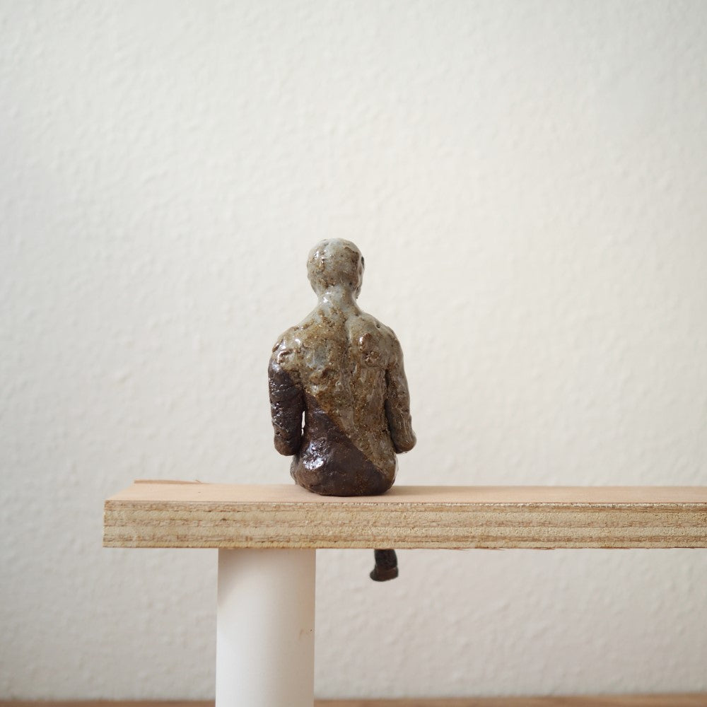 Lille siddende figur