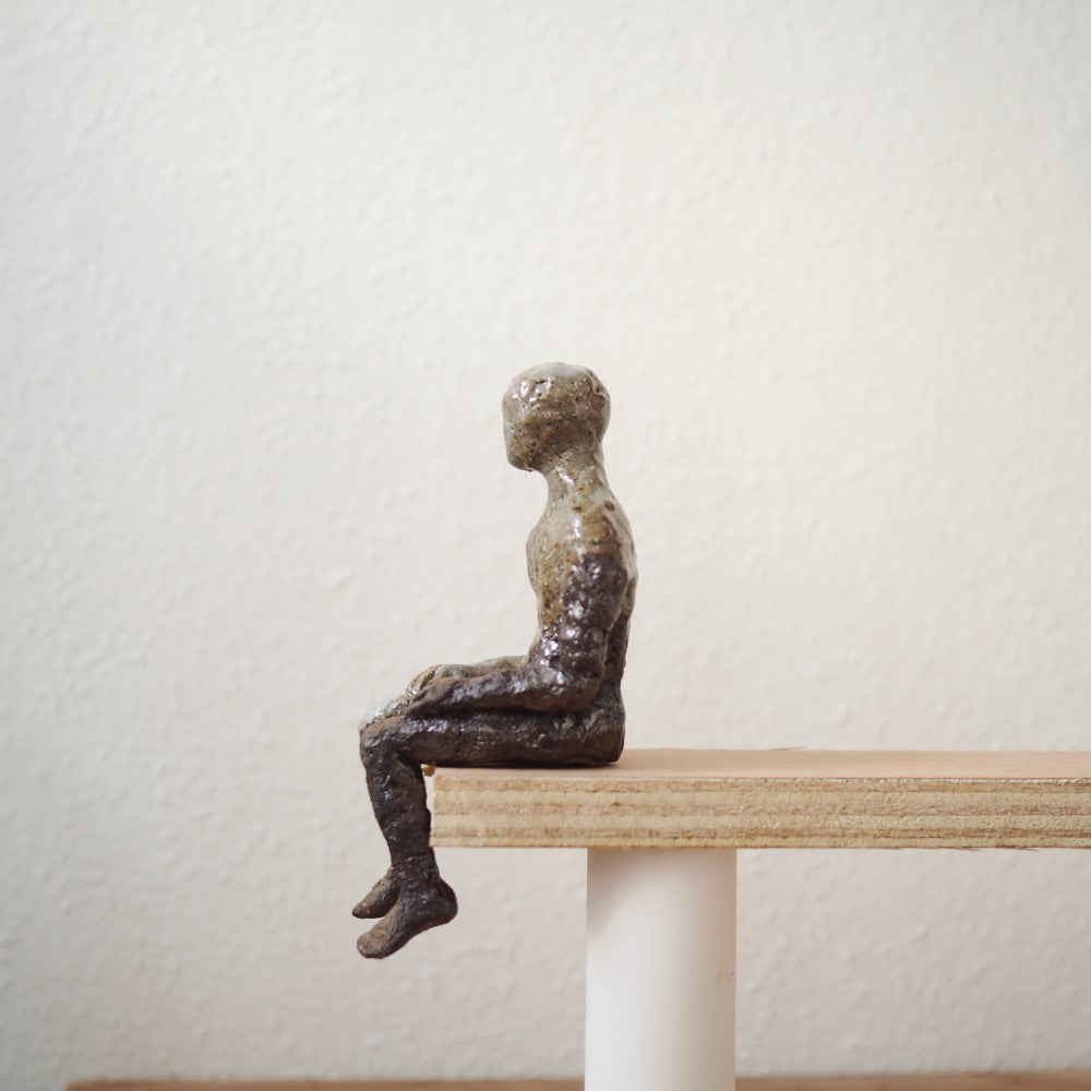 Lille siddende figur
