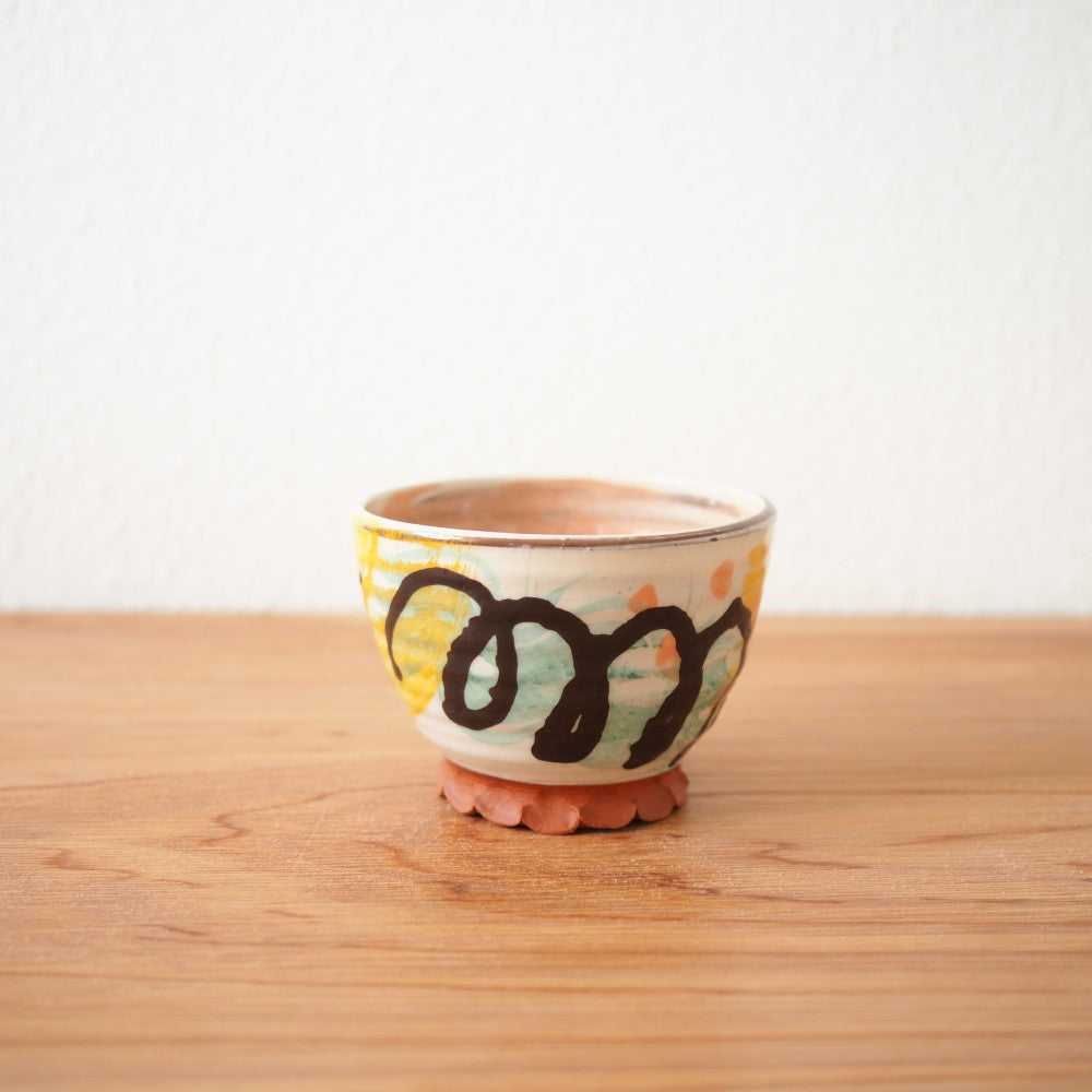 Bowls with pinched foot (multiple variants)