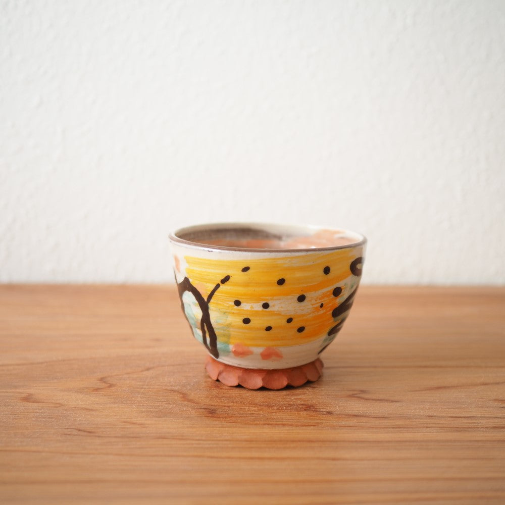 Bowls with pinched foot (multiple variants)