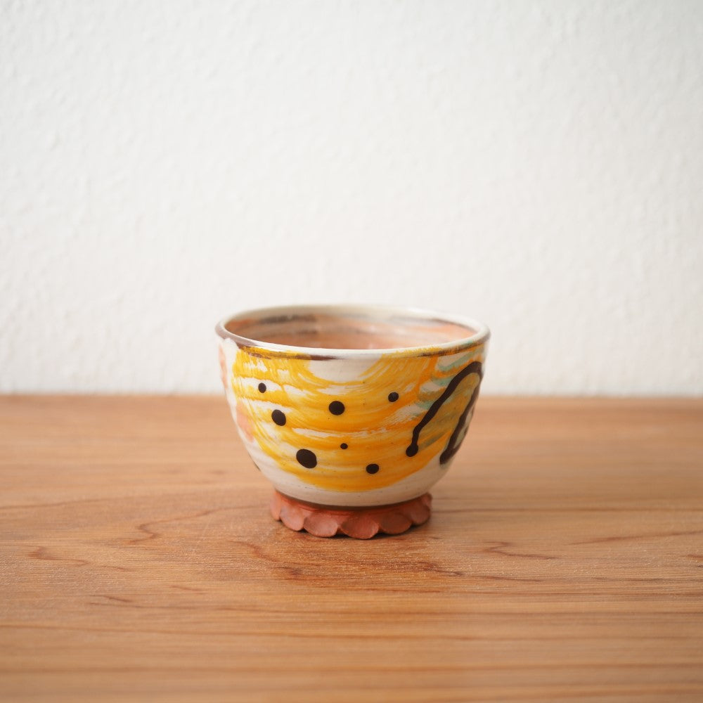 Bowls with pinched foot (multiple variants)