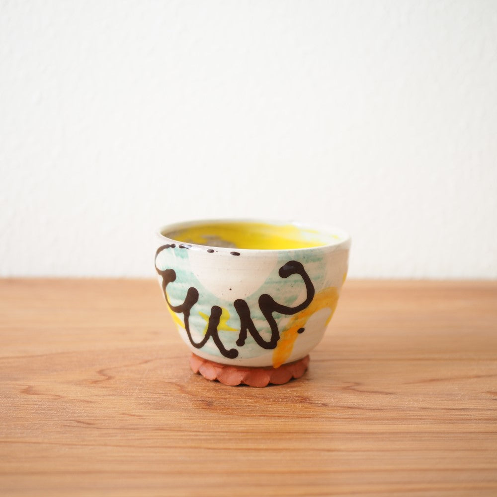 Bowls with pinched foot (multiple variants)