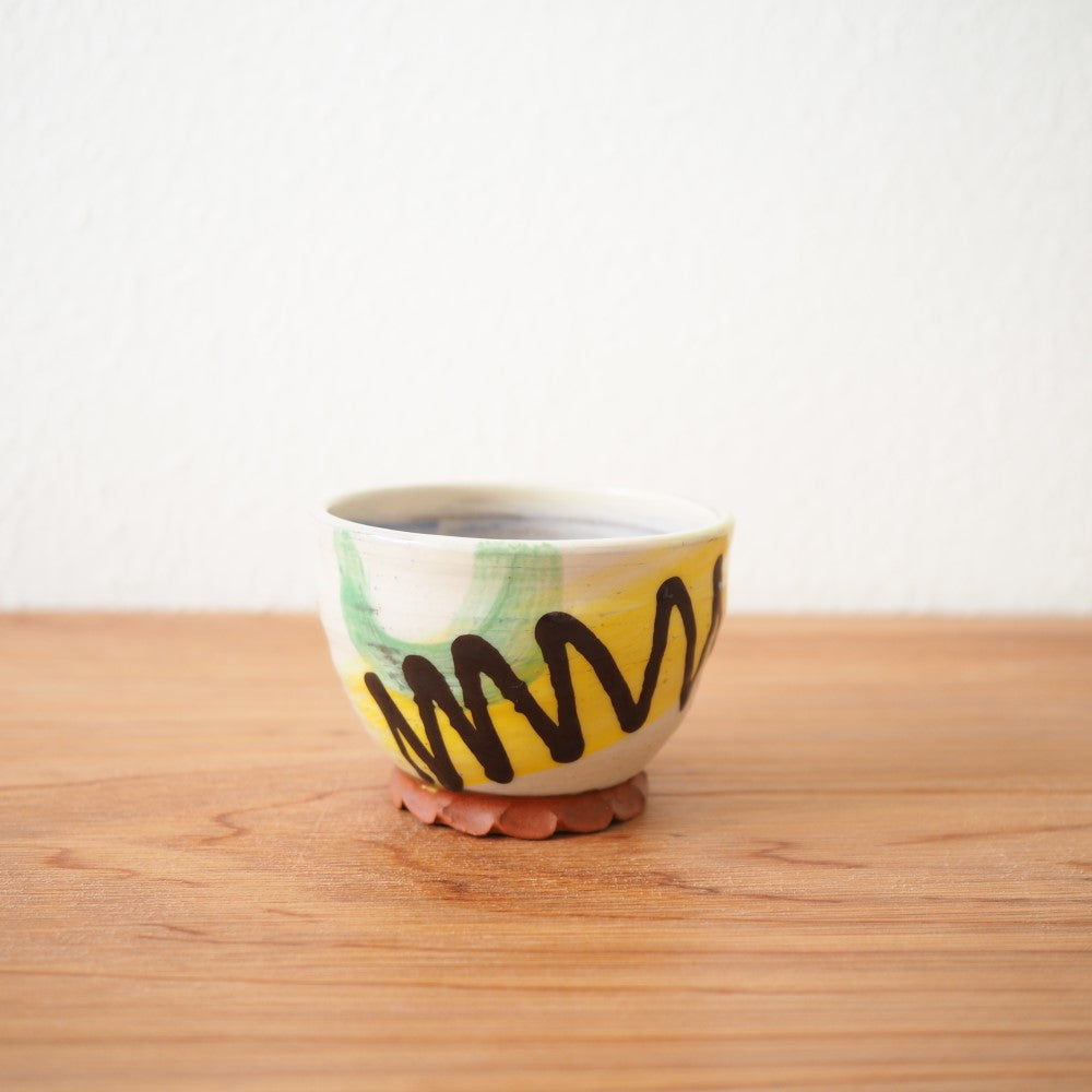 Bowls with pinched foot (multiple variants)