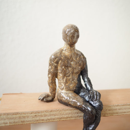 Lille siddende figur