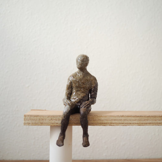 Lille siddende figur