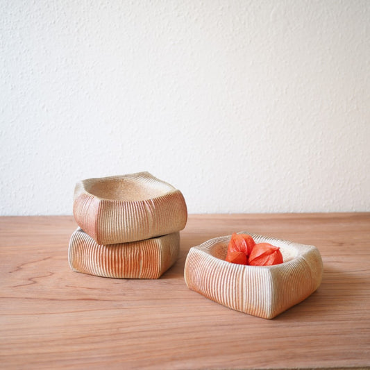 Pillow bowls (multiple variants)