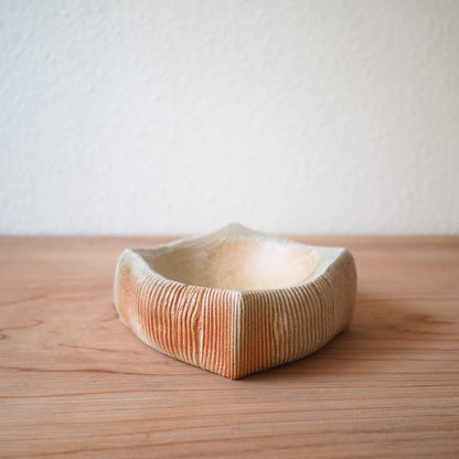 Pillow bowls (multiple variants)